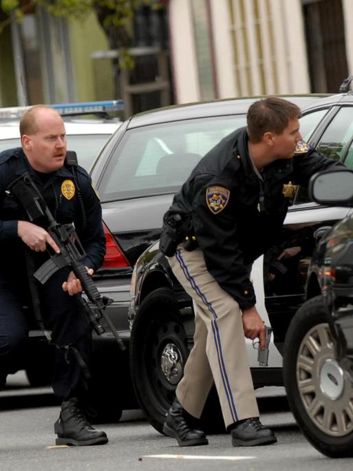 US-Polizisten im Einsatz bei einer Schießerei in Oakland