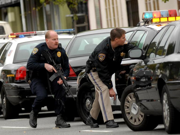 US-Polizisten im Einsatz bei einer Schießerei in Oakland