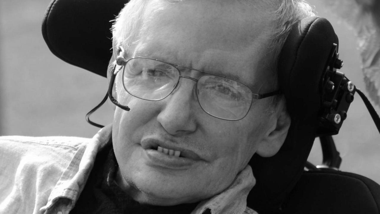Hawking sitzt in einem Roll-Stuhl mit seitlichen Kopf-Stützen