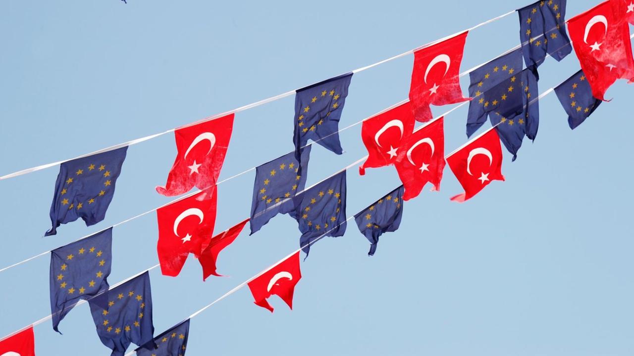 Türkische Flaggen und Flaggen der EU wehen im Wind