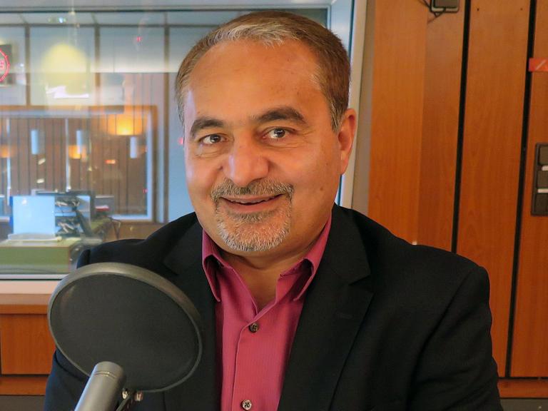 Iranischer Diplomat und Politikwissenschaftler: Hossein Mousavian. 