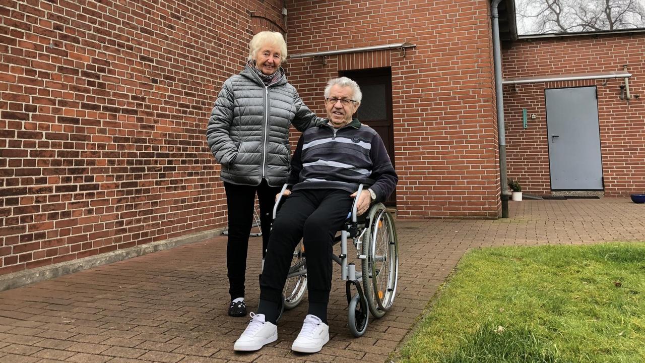 Ingrid Marsau und Heinz Fritz müssen wegen des Brückenneubaus im hohen Alter umziehen. 