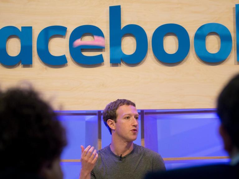 Facebook-Chef Mark Zuckerberg spricht im Facebook Innovation Hub.