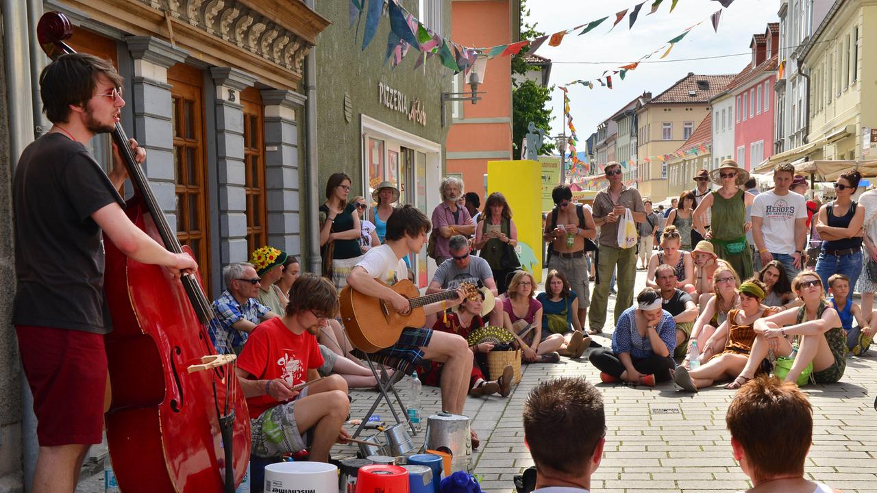 Beim Weltmusikfestival TFF Rudolstadt spielen junge Musiker in der Innenstadt von Rudolstadt (Thüringen).