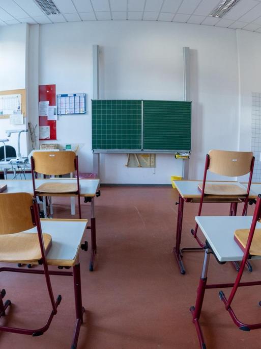 Ein leeres Klassenzimmer in einer Schule im bayerischen Straubing der Papst Benedikt Schule.