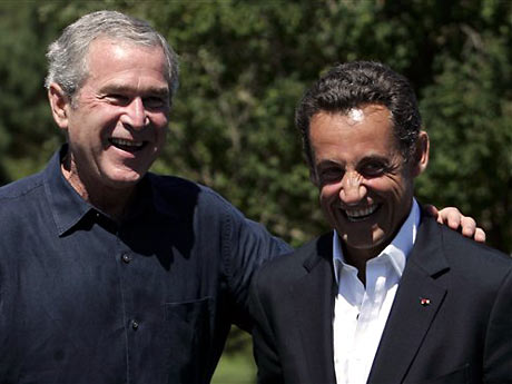 US-Präsident George W. Bushbegrüßt den französischen Präsidenten Nicolas Sarkozy in Kennebunkport, Maine.