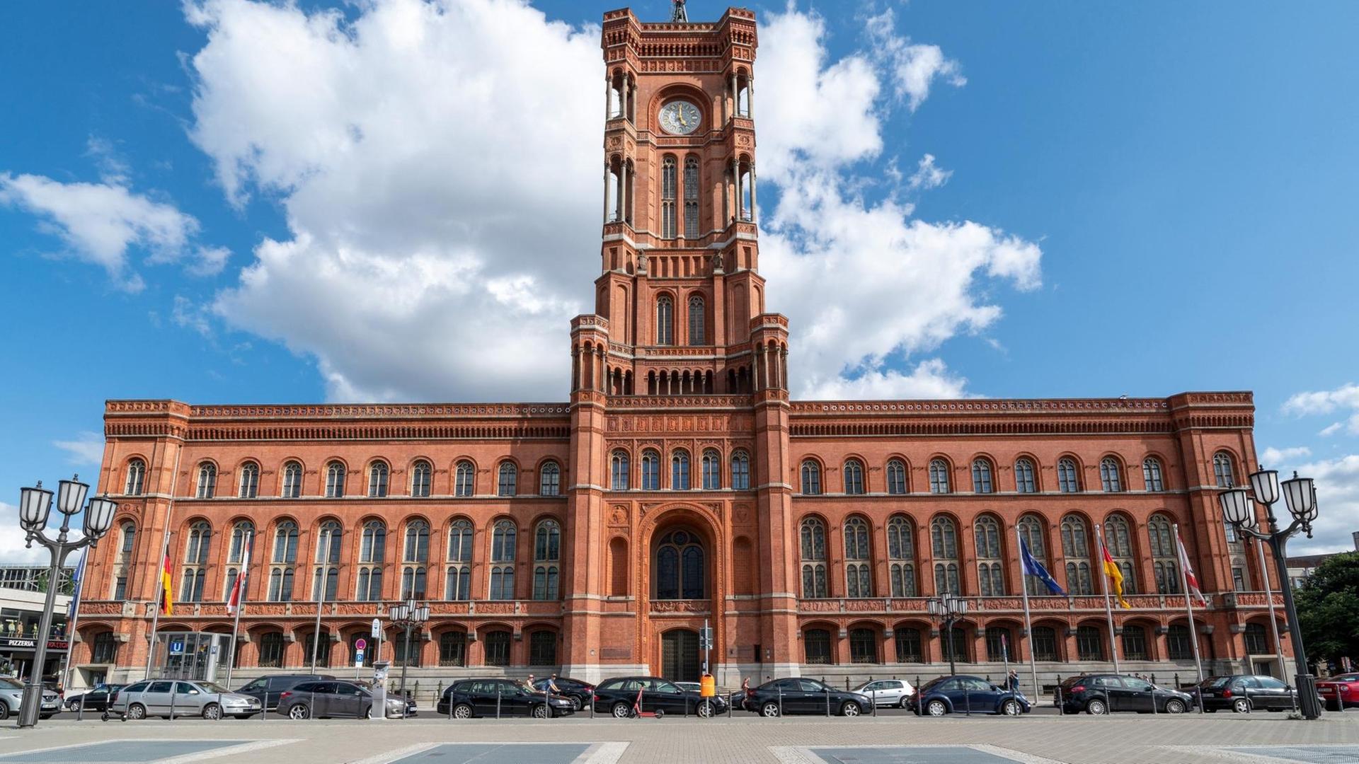 Rathaus der Stadt Berlin und Sitz der Senatskanzlei des Landes Berlin. Aufnahmedatum 18. Juli 2021. Quelle: picture alliance