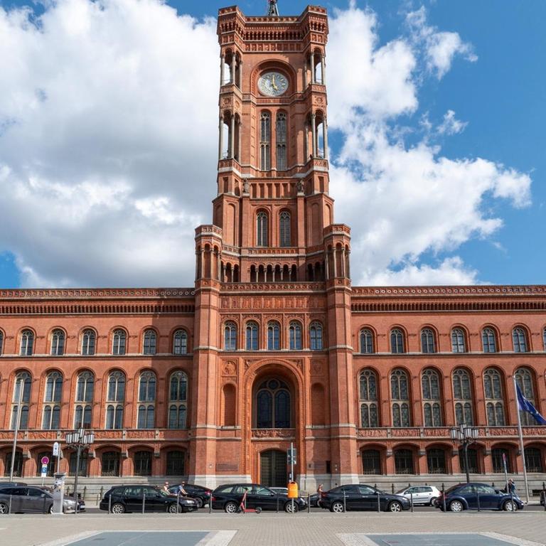 Rathaus der Stadt Berlin und Sitz der Senatskanzlei des Landes Berlin. Aufnahmedatum 18. Juli 2021.