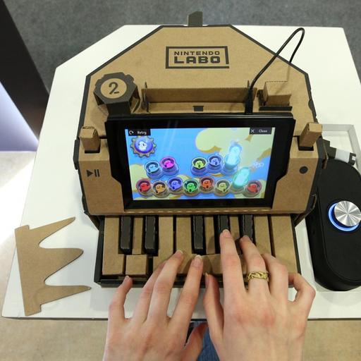 MOSCOW, RUSSIA - APRIL 29, 2018: A girl plays Nintendo's cardboard piano at the 2018 Hinode Power Japan festival at Pavilion 75 of Moscow's VDNKh Exhibition Center. Mikhail Tereshchenko/TASS Foto: Mikhail Tereshchenko/TASS/dpa |