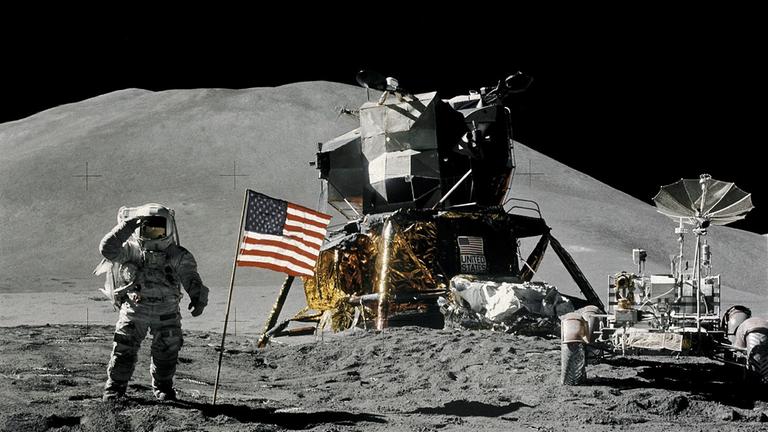 Fähre, Flagge, Fahrzeug: Bei der Mission von Apollo 15 kam erstmals ein Auto mit auf den Mond 