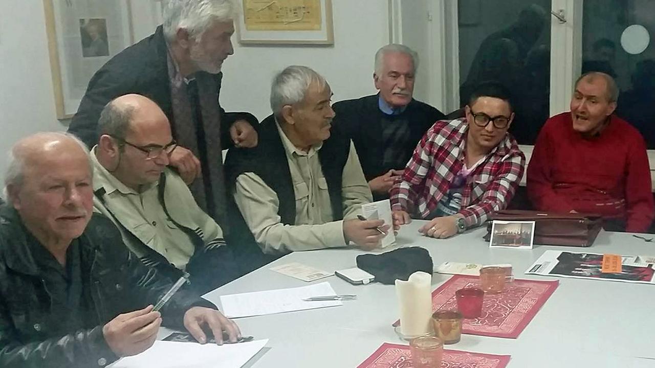 Treffen des Vereins Aufbruch Neukölln e.V.: Kazim Erdogan, hier im roten Polluver, ist Vereinsvorsitzender und Gruppenleiter.