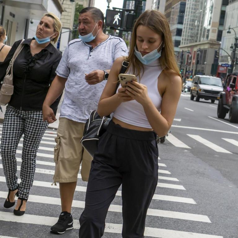 Fußgänger mit Maske während der Corona-Pandemie in New York