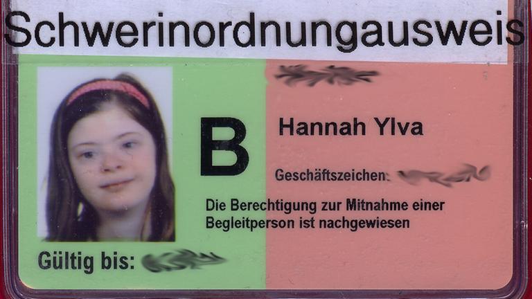 "Schwerinordnungausweis" steht auf dem Schwerbehinderten-Ausweis der Pinneberger Schülerin Hannah.