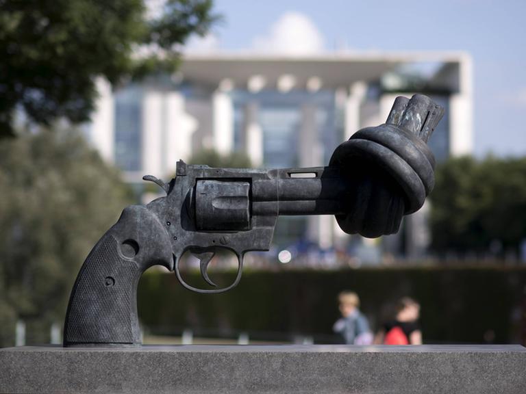 Skulptur "Non Violence" nahe dem Bundeskanzleramt in Berlin