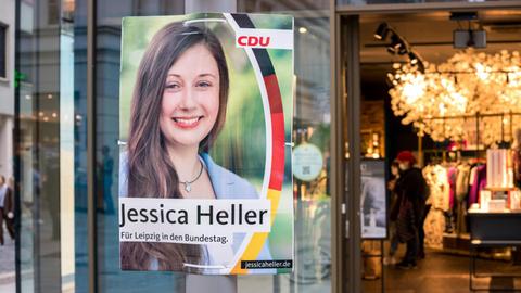 Ein Wahlplakat in der Leipziger Innenstadt zeigt die CDU-Direktkandidatin Jessica Heller. Die junge Frau hat lange Haare, auf dem Plakat steht: "Jessica Heller. Für Leipzig in den Bundestag"
