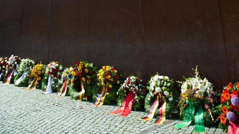Kränze liegen am 13.08.2016 während einer Gedenkfeier anlässlich des Baus der Berliner Mauer vor 55 Jahren an der Mauergedenkstätte Bernauer Straße in Berlin.