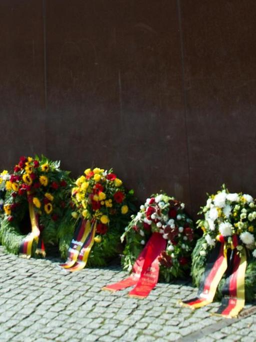 Kränze liegen am 13.08.2016 während einer Gedenkfeier anlässlich des Baus der Berliner Mauer vor 55 Jahren an der Mauergedenkstätte Bernauer Straße in Berlin.