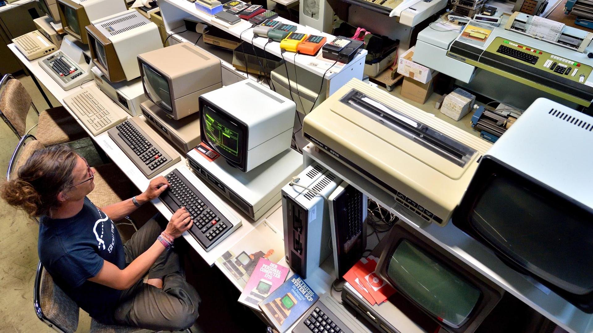 Bürocomputer von Robotron aus dem Büromschinenwerk Sömmerda im Computer- und Technikmuseum in Halle/Saale