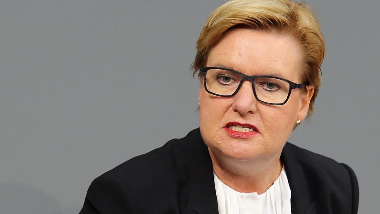 Eva Högl (SPD) spricht am 21.10.2016 im Deutschen Bundestag in Berlin.