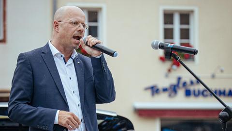 Andreas Kalbitz, ehemaliger AfD-Chef von Brandenburg, nimmt an einer Kundgebung der AfD in Senftenberg teil.