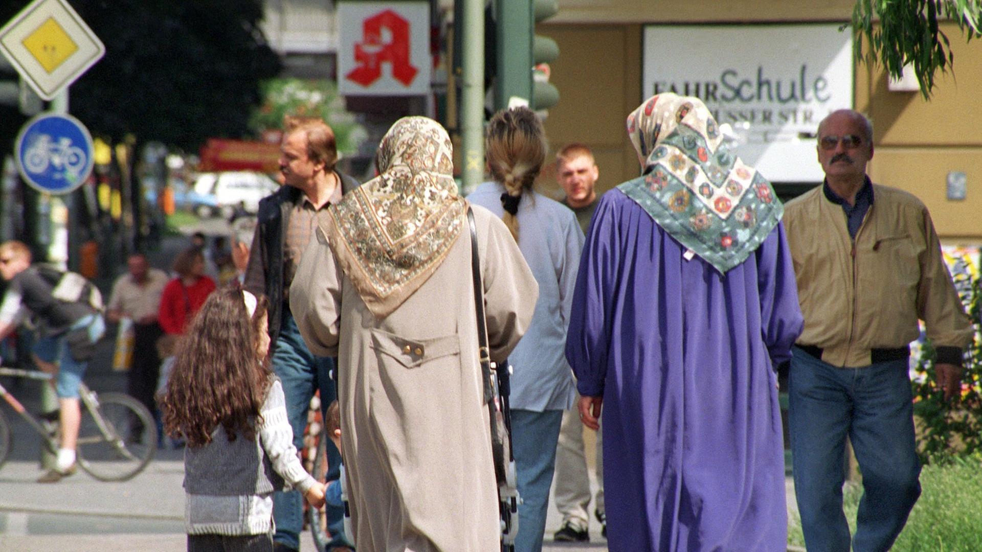 Fußgänger gehen durch Berlin-Kreuzberg