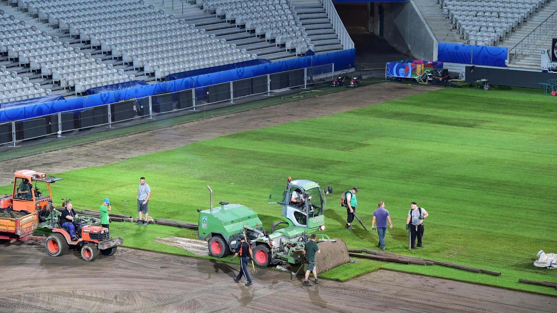 Im Stadion wird der Rasen ausgetauscht.