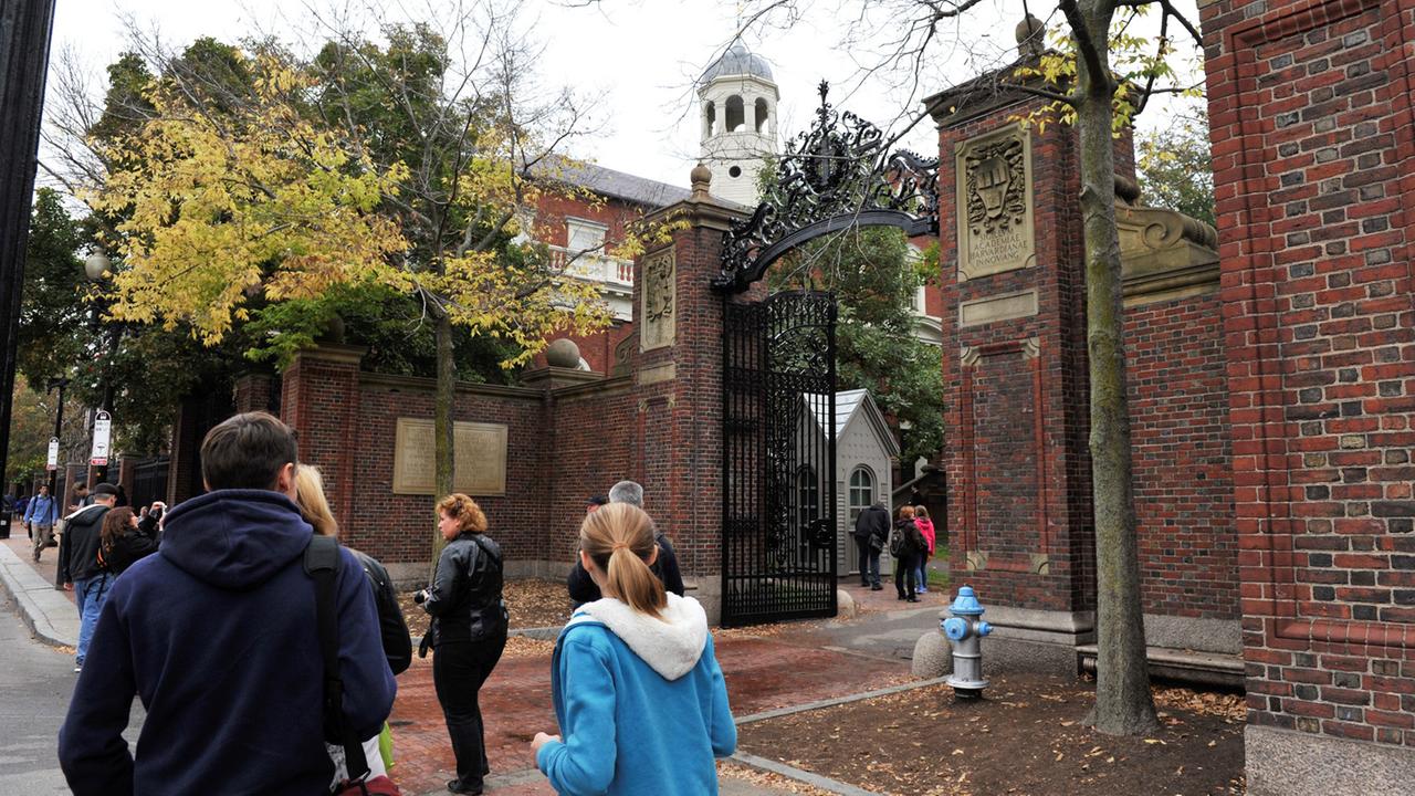 Studenten vor einem Eingang zum Campus der Harvard Universität in Cambridge im Großraum Boston