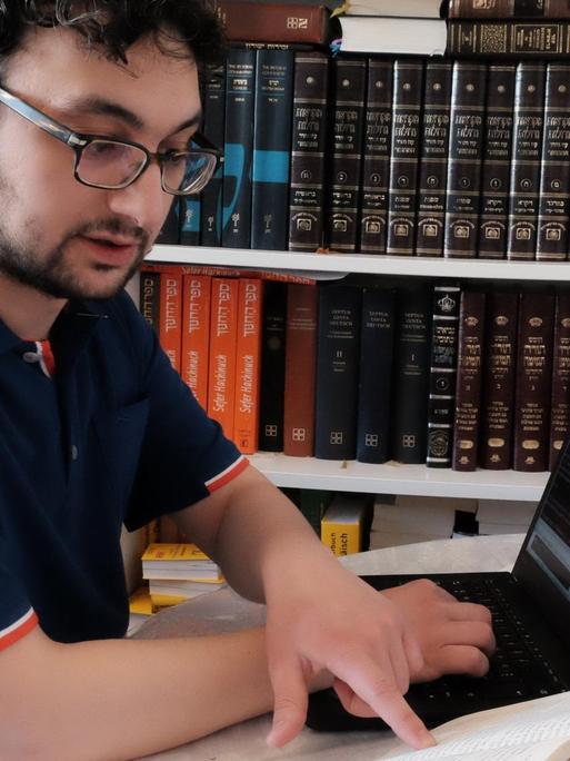 Igor Itkin, Student am orthodoxen Rabbinerkolleg, bei der Arbeit.