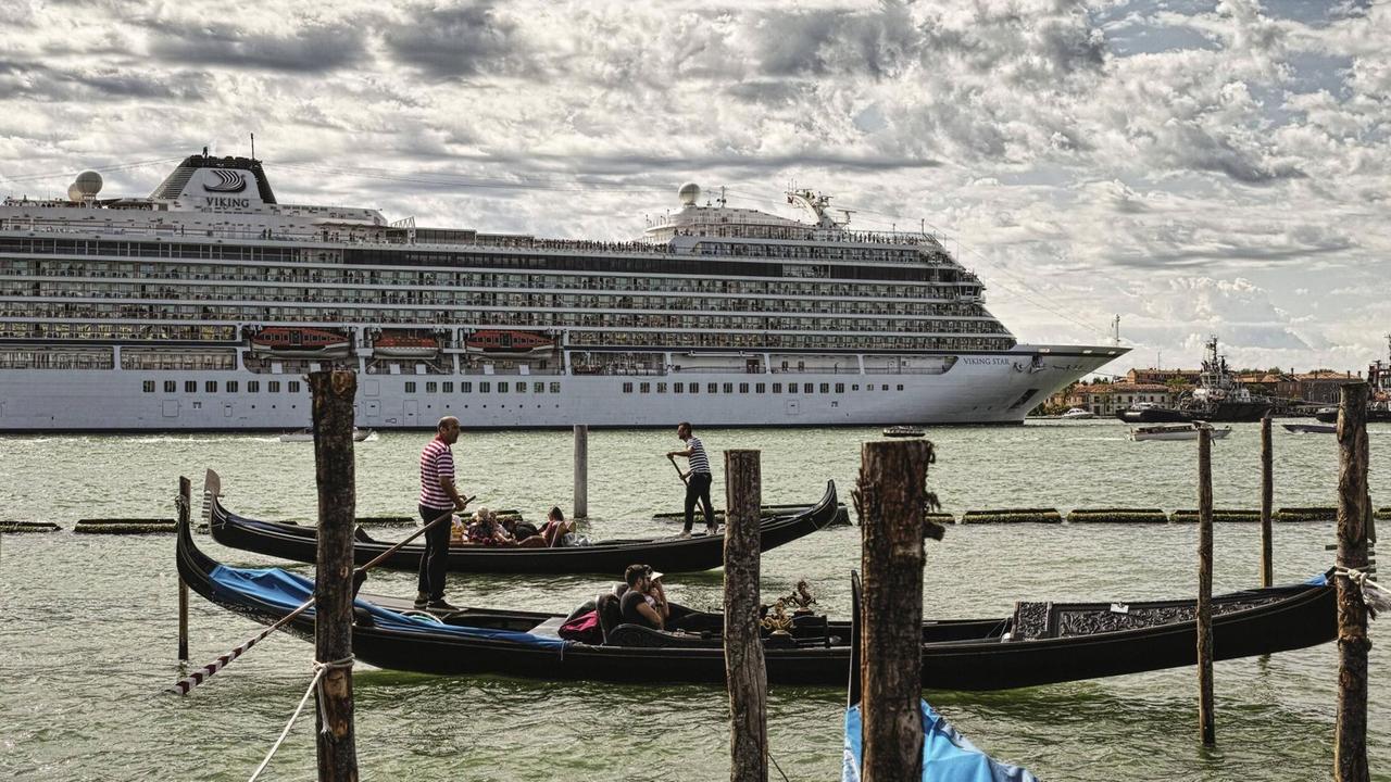 Ein Kreuzfahrtschiff fährt am historischen Zentrum von Venedig vorbei. Venedig verbannt Kreuzfahrtschiffe aus der Altstadt. Blick vom Markusplatz auf den Canal Grande. 