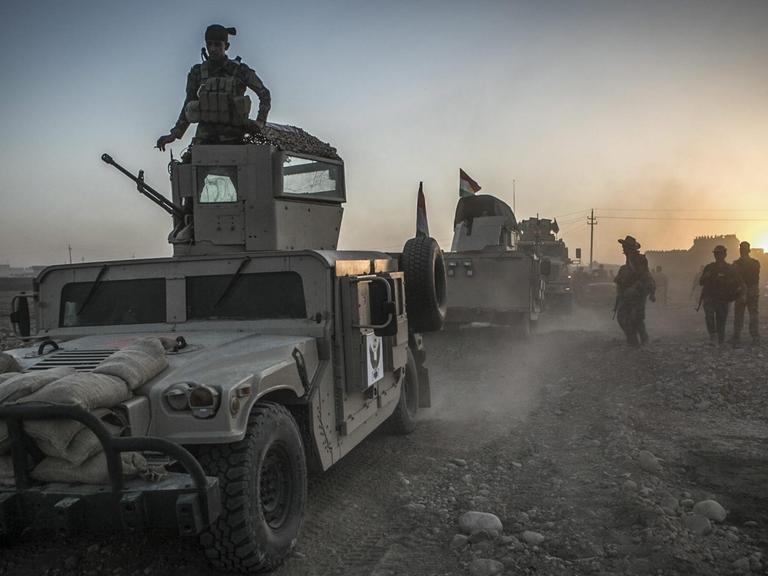 Kurdische Kämpfer haben im Nordirak eine Offensive gegen die Terrormiliz Islamischer Staat (IS) gestartet. Hier verlassen einige von ihnen ihren Stützpunkt.