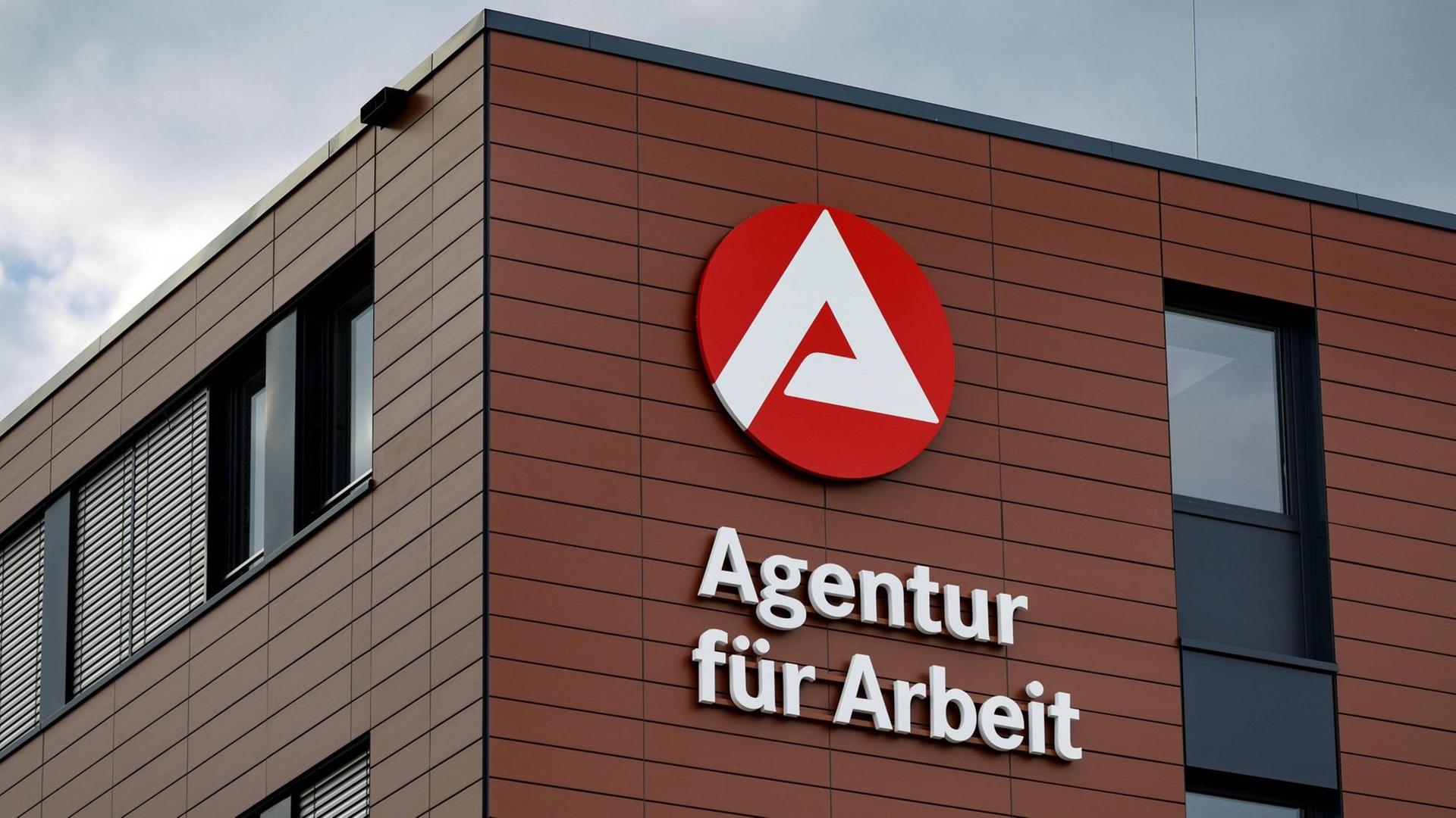 Arge-Logo an der Agentur für Arbeit in Köln Ossendorf.
