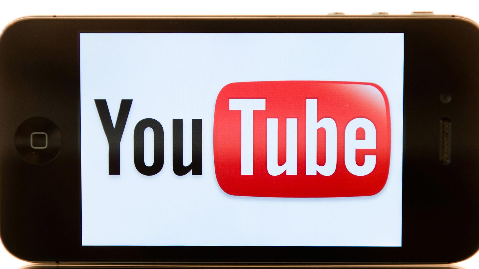 Das Logo des Videoportals YouTube ist auf einem i-Phone zu sehen, aufgenommen am 23.08.2012 in Berlin.