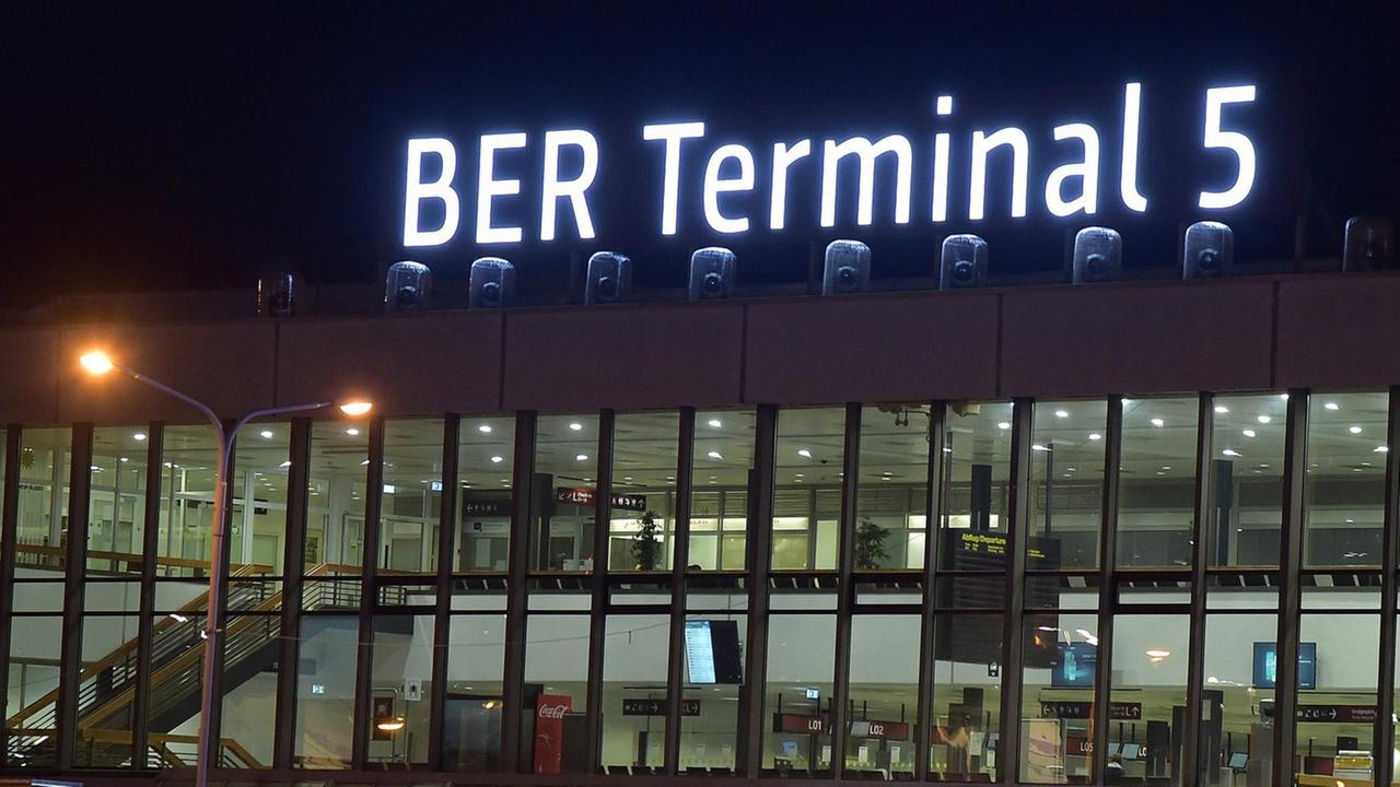 Das Terminal 5 des neuen Flughafens mit Leuchtbuchstaben. 