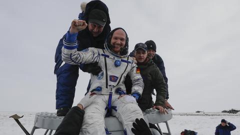 Der deutsche Astronaut Alexander Gerst wird nach der Landung auf der Erde aus der Sojus-Kapsel getragen.