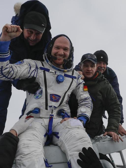 Der deutsche Astronaut Alexander Gerst wird nach der Landung auf der Erde aus der Sojus-Kapsel getragen.