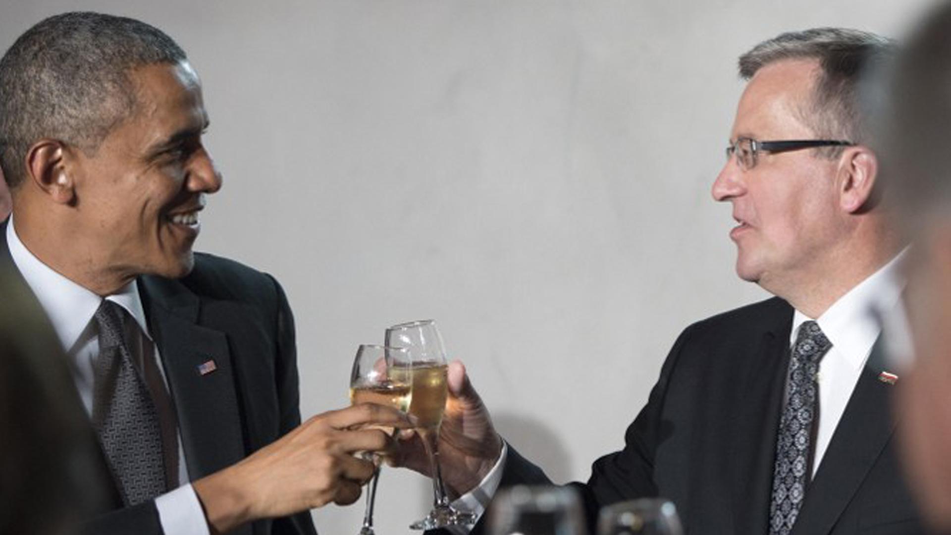 US-Präsident Obama und Polens Präsident Komorowski (r) stoßen an US-Präsident Obama und Polens Präsident Komorowski (r) stoßen an