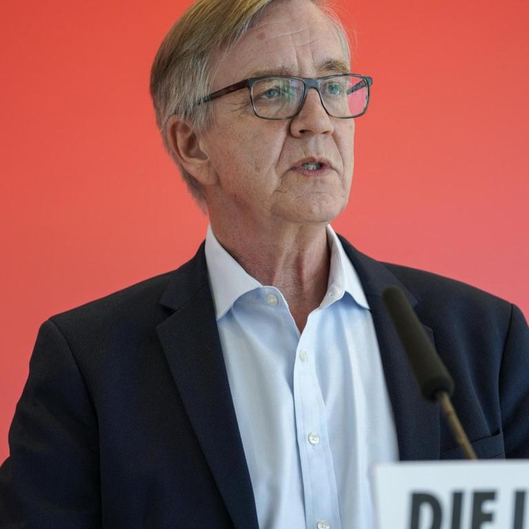 Aktuell, 13.04.2021, Berlin, Dietmar Bartsch im Portrait im Portrait bei Ihrem Statement im Vorfeld der Fraktionssitzung Die Linke Bundestagsfraktion im Reichstagsgebaeude