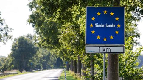 Ein Kilometer vor der Grenze zu den Niederlanden steht ein Hinweisschild