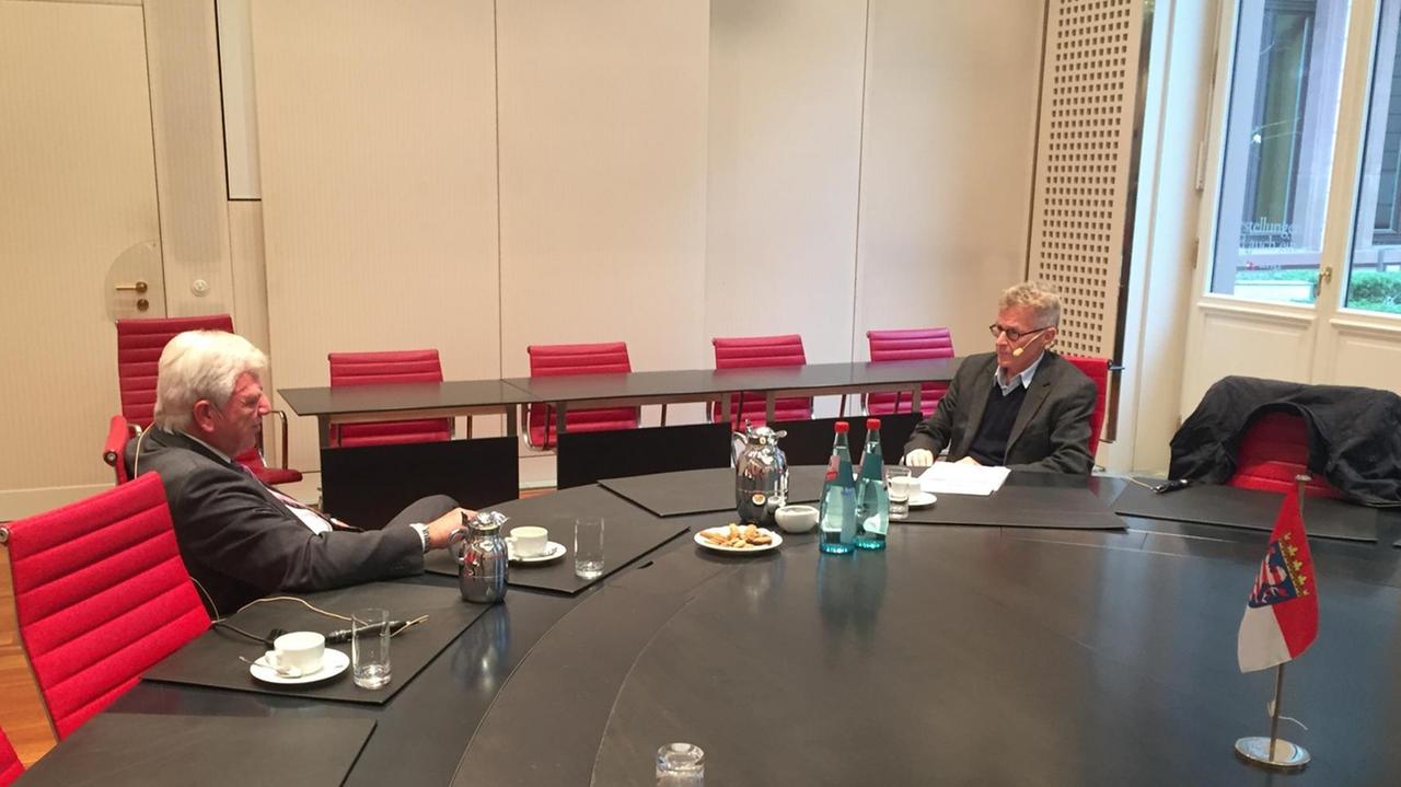 Hessens Ministerpräsident Volker Bouffier beim Interview der Woche mit Christoph Heinemann