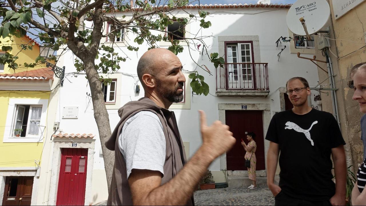 Tour-Guide João Soares mit Touristen in der Altstadt von Lissabon