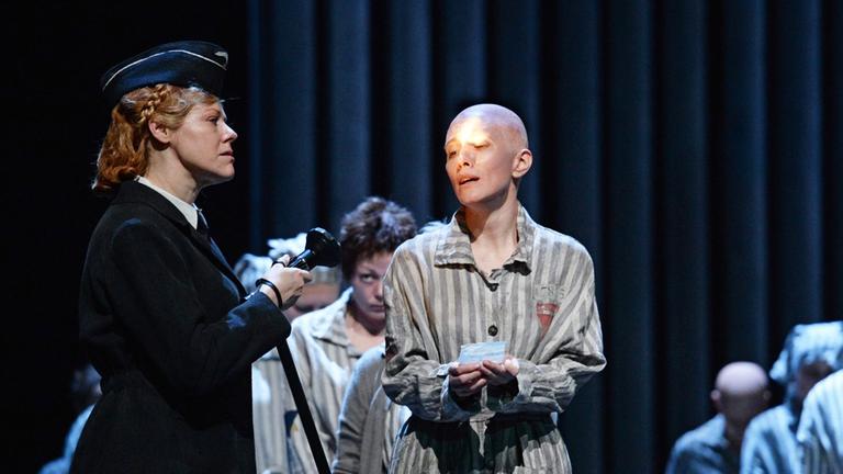 Tanja Ariane Baumgartner (Lisa) Sara Jakubiak (Marta) und der Chor der Oper Frankfurt in "Die Passagierin" Tanja Ariane Baumgartner (Lisa) Sara Jakubiak (Marta) und der Chor der Oper Frankfurt in "Die Passagierin"
