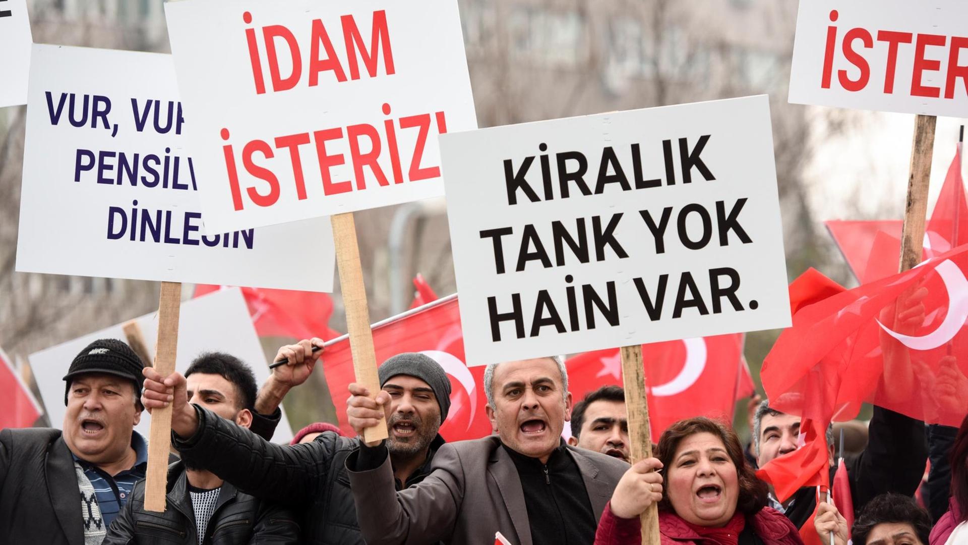Demonstranten in der westtürkischen Stadt Mugla fordern die Todesstrafe für Soldaten, die am Putsch gegen Erdogan beteiligt gewesen sein sollen