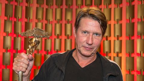 Preisträger Andreas Rebers (Musikpreis) hält am 15.07.2013 in München (Bayern) den bayerischen Kabarettpreis in seinen Händen.