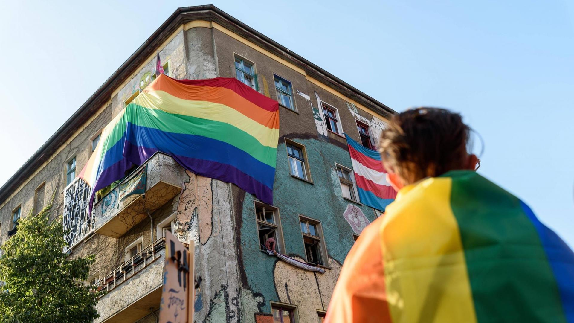 Das Haus Liebig 34 im Berliner Stadtteil Friedrichshain, geschmückt mit einer Regenbogen Flagge.