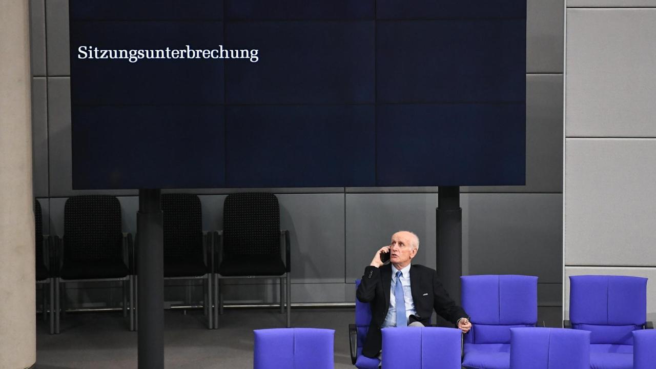 Der AfD-Abgeordnete Albrecht Glaser kandidierte für den Posten des Bundestags-Vizepräsidenten und fiel damit mehrmals durch.