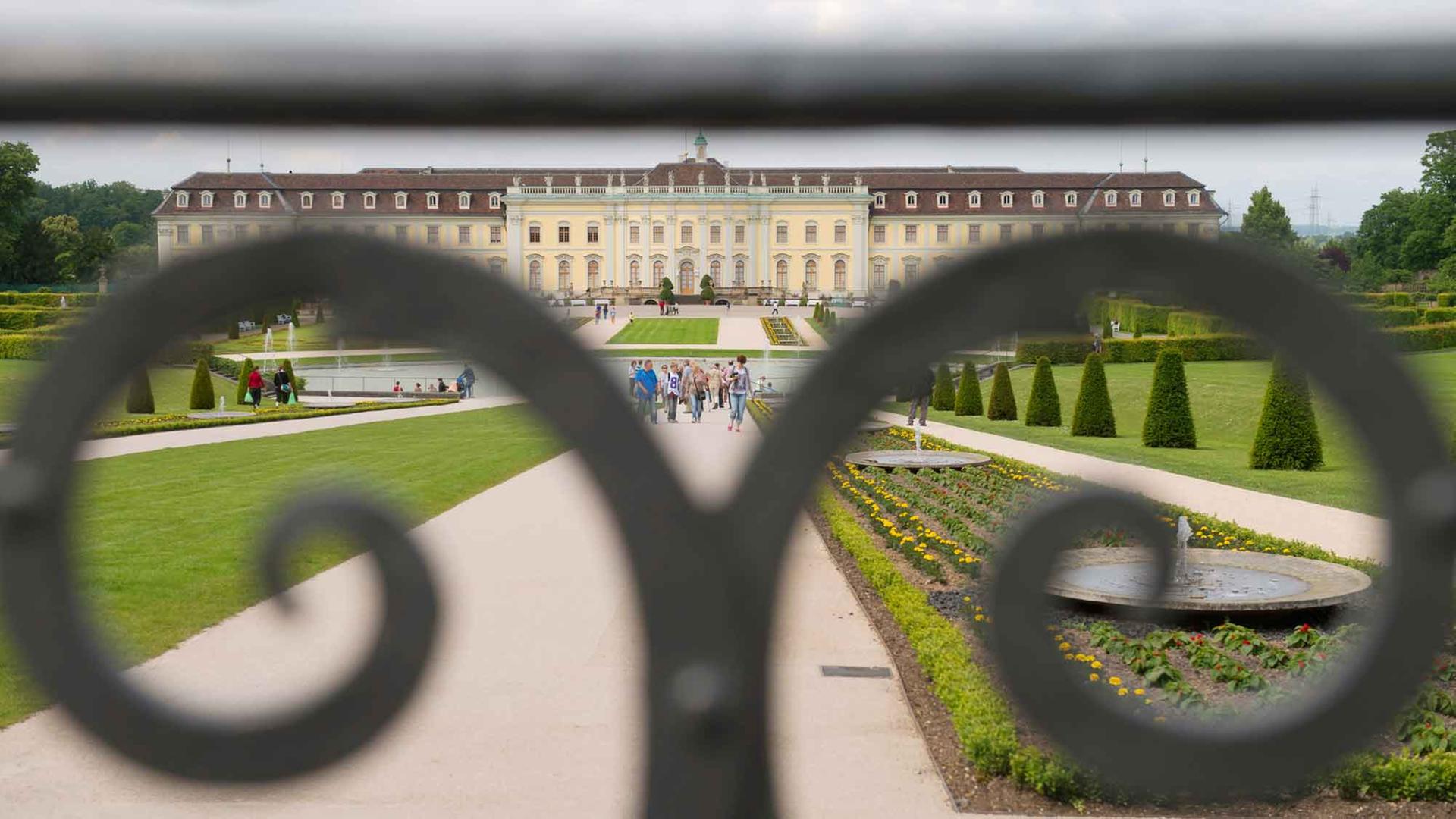 Besucher gehen am 18.05.2014 in Ludwigsburg (Baden-Württemberg) über das Gelände des Residenzschloss Ludwigsburg.