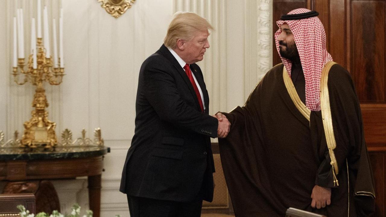 US-Präsident Donald Trump schüttelt die Hand des saudi rabischen Verteidigungsministers Prinz Mohammed bin Salman im März 2017 im Speisesaal des Weißen Hauses in Washington.