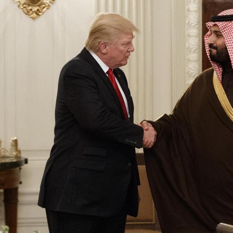 US-Präsident Donald Trump schüttelt die Hand des saudi rabischen Verteidigungsministers Prinz Mohammed bin Salman im März 2017 im Speisesaal des Weißen Hauses in Washington.