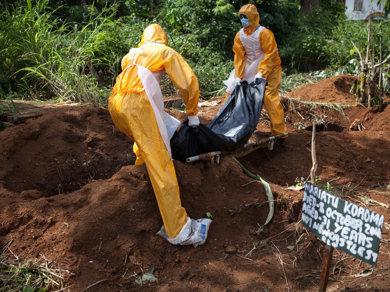 In Freetown, Sierra Leone, wird ein Ebola-Toter begraben.