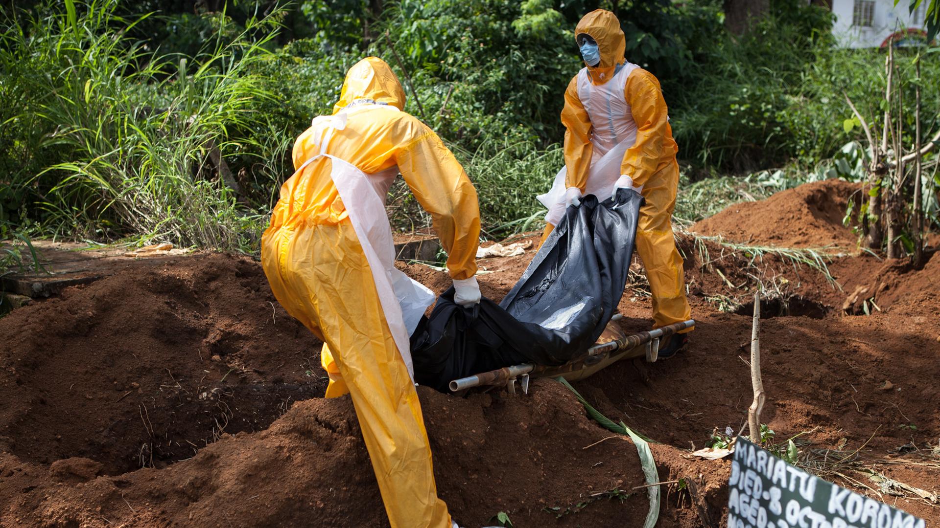 In Freetown, Sierra Leone, wird ein Ebola-Toter begraben.